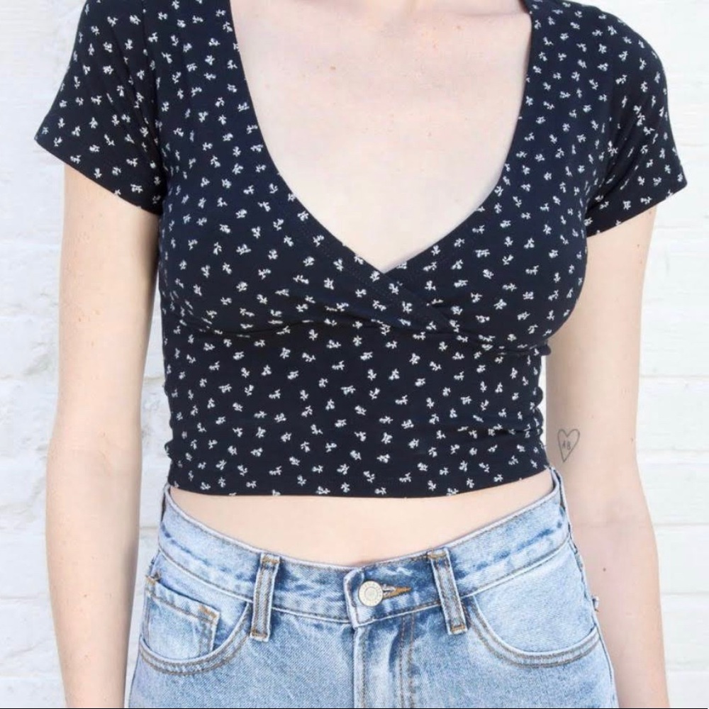 cropped brandy Melville Amara shirt - Picture 2 of 3